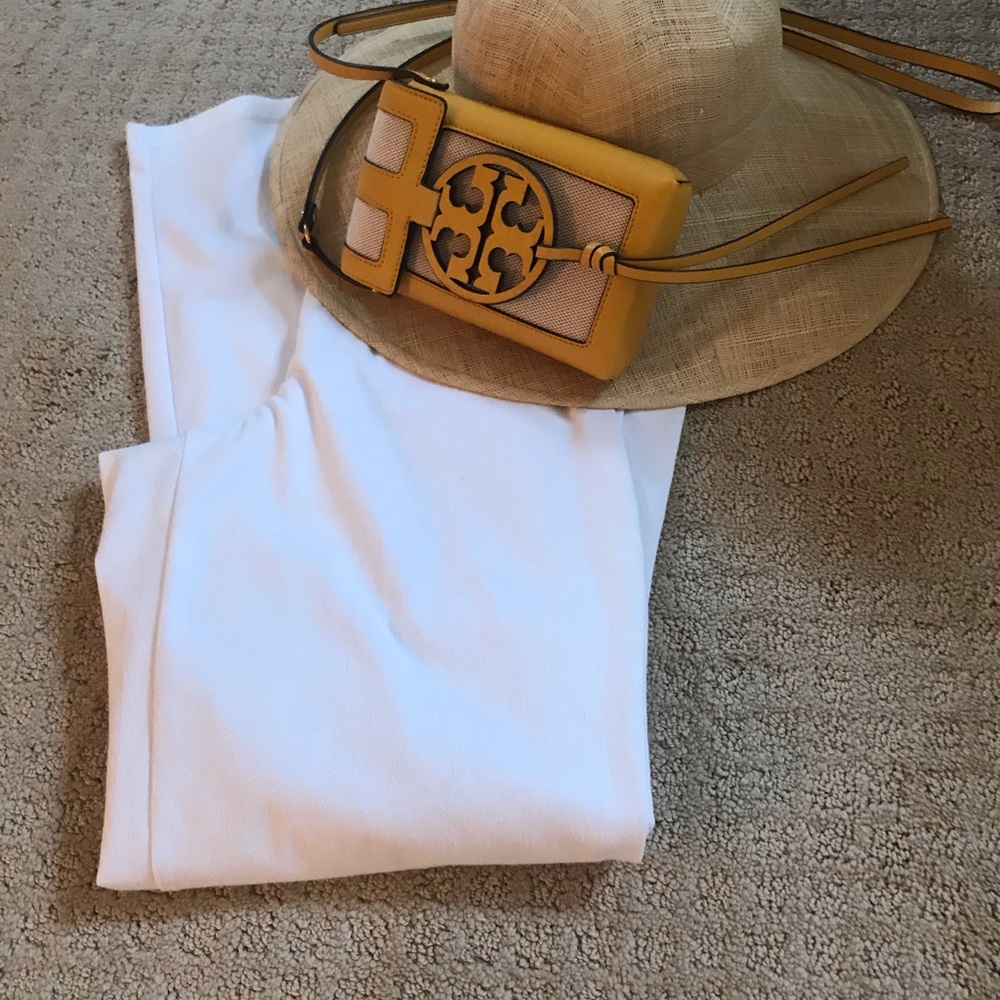 Stretch jeans with elastic waist. Two pocket back